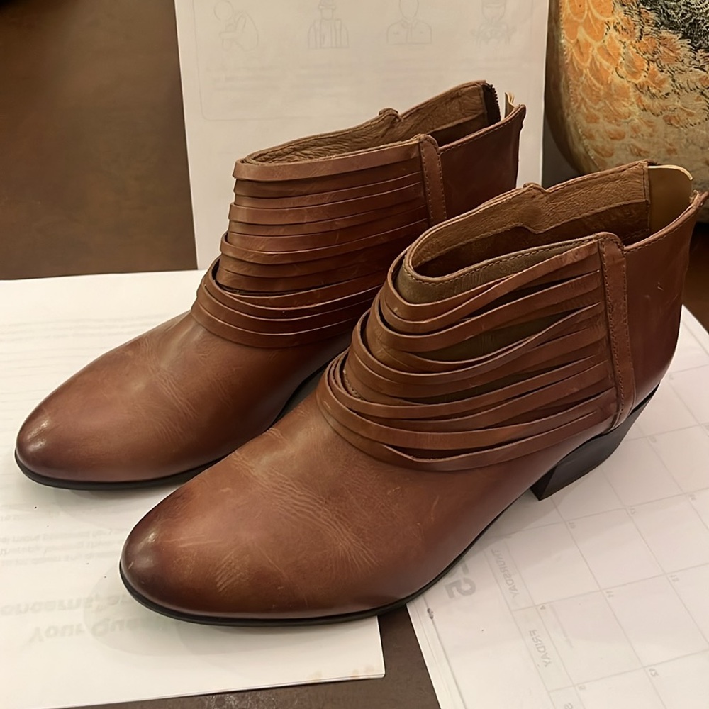 Clarks size 10 Leather Ankle Booties